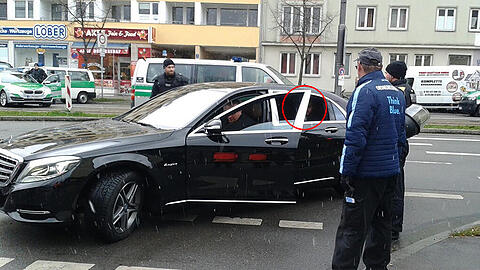 Löwen-Investor Hasan Ismaik vor dem Amateurderby. Seine Limousine wurde von der Polizei wie jedes andere Fahrzeug genau durchsucht.