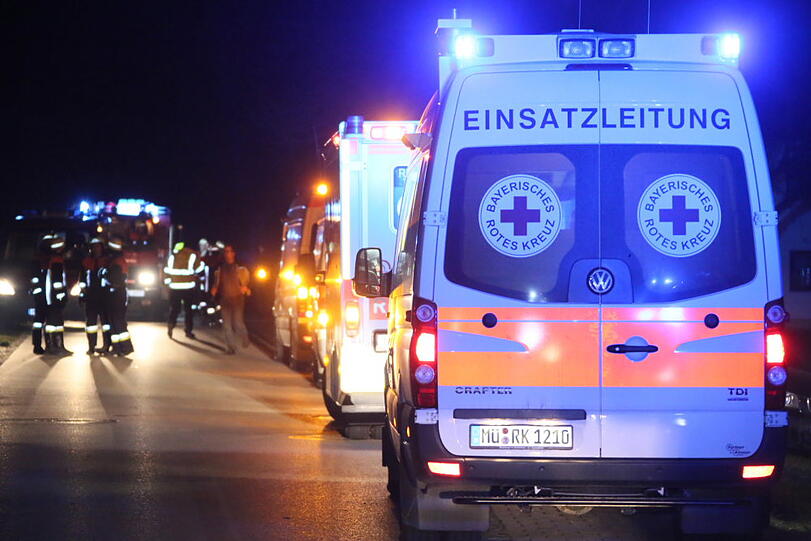 Die Halle, in der Holz und Maschinen gelagert waren, ist bei dem Feuer komplett zerstört worden.