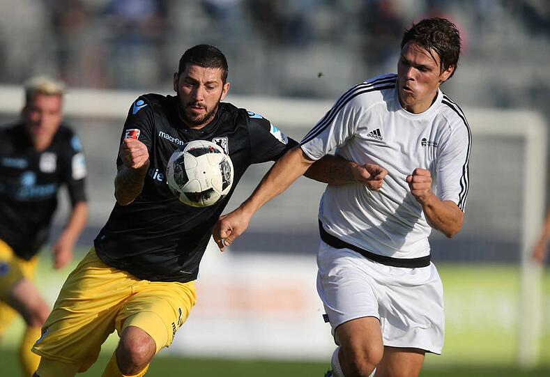 Kicken für den guten Zweck: Der TSV 1860 beim Benefizspiel gegen eine Auswahl des Bayerischen Fußballverbands (BFV) in Burghausen.
