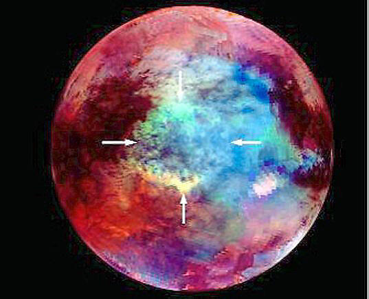Eine Infrarot-Aufnahme der Region Xanadu (weiße Pfeile) auf dem Saturn-Mond Titan.