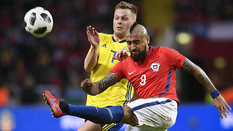 Schwedens Sebastian Larsson (links) im Duell mit Chiles Arturo Vidal.