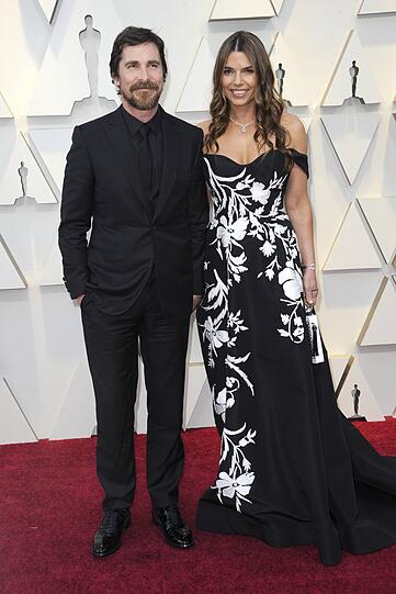 Flop: Eigentlich kann man mit schwarz nichts falsch machen - das haben sich wohl auch Sibi und Christian Bale gedacht. Nur sind diese übergroßen Blumenprints leider völlig geschmacklos.