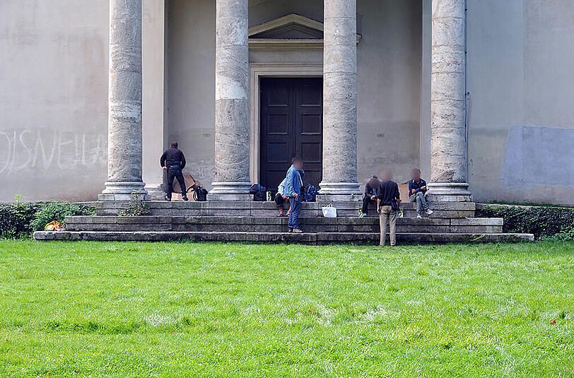 Auch auf der Nordseite des Museums campieren Männer an den Stufen - samt Schlafsack und Bierflaschen.