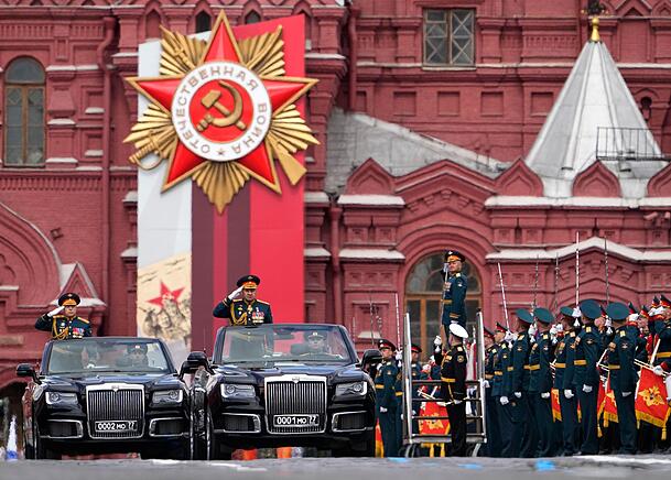 Der russische Verteidigungsminister Sergej Schoigu salutiert vor seinen Soldaten, während er bei der Militärparade über den Roten Platz in Moskau gefahren wird. Der russische Verteidigungsminister Sergej Schoigu salutiert vor seinen Soldaten, während er bei der Militärparade über den Roten Platz in Moskau gefahren wird.