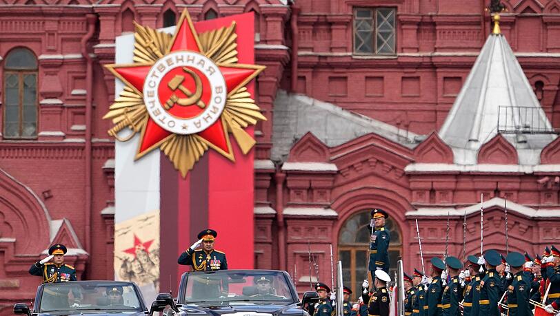 Der russische Verteidigungsminister Sergej Schoigu salutiert vor seinen Soldaten, während er bei der Militärparade über den Roten Platz in Moskau gefahren wird. Der russische Verteidigungsminister Sergej Schoigu salutiert vor seinen Soldaten, während er bei der Militärparade über den Roten Platz in Moskau gefahren wird.