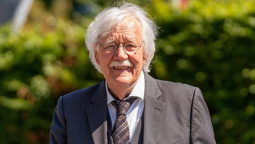 Carlo von Tiedemann wurde eingeäschert und in Quickborn beigesetzt.