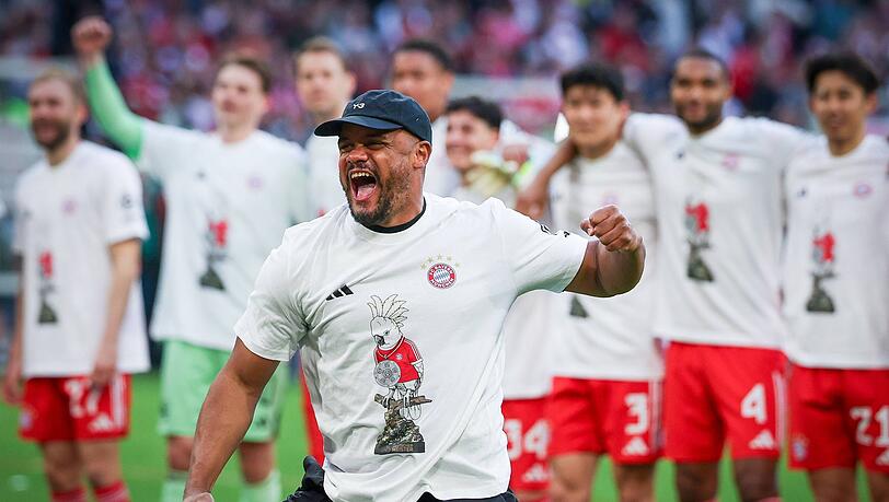 Trainer Vincent Kompany jubelt mit geballter Faust vor der Mannschaft &ndash; der FC Bayern feiert nach dem 4:2 gegen Stuttgart die 35. Meisterschaft.