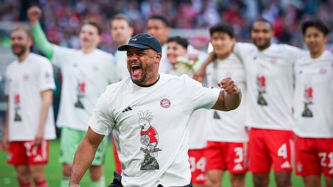 Trainer Vincent Kompany jubelt mit geballter Faust vor der Mannschaft &ndash; der FC Bayern feiert nach dem 4:2 gegen Stuttgart die 35. Meisterschaft.