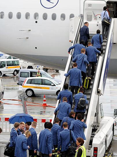 Abflug zum Titel? Die DFB-Elf ist nach Polen gestartet. Die Bilder