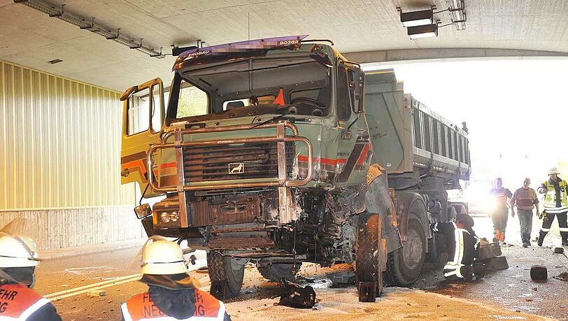 Ein Lastwagen verursacht an einem Tunnel einen schweren Unfall, nachdem er von der Fahrbahn abgekommen ist. Ein Lastwagen verursacht an einem Tunnel einen schweren Unfall, nachdem er von der Fahrbahn abgekommen ist.