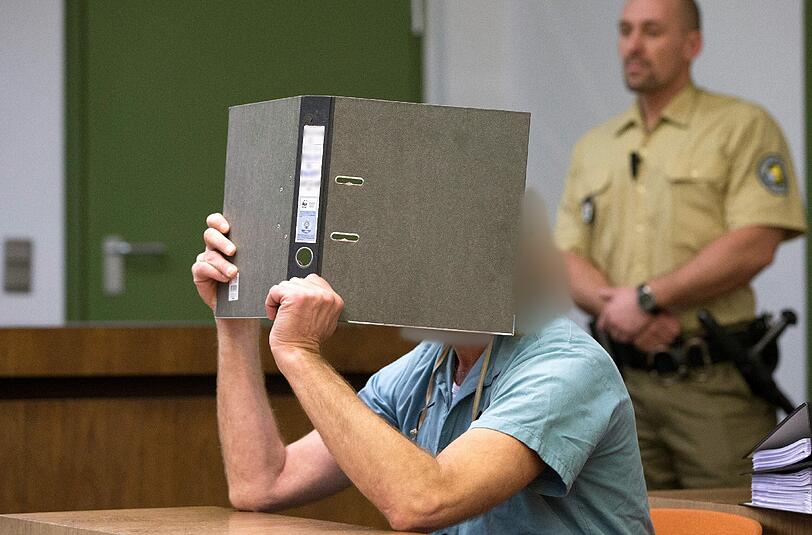 Der Angeklagte wird beschuldigt, als Nachtpfleger eine heute 28 Jahre alte Autistin schwere sexuell missbraucht zu haben.
