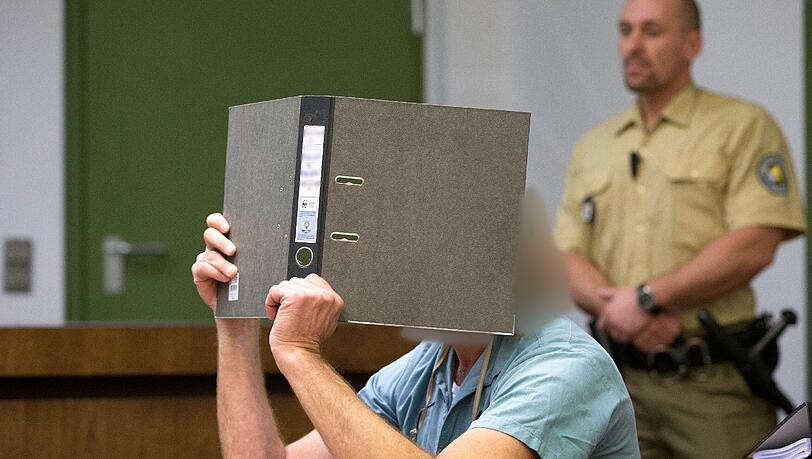 Der Angeklagte wird beschuldigt, als Nachtpfleger eine heute 28 Jahre alte Autistin schwere sexuell missbraucht zu haben. Der Angeklagte wird beschuldigt, als Nachtpfleger eine heute 28 Jahre alte Autistin schwere sexuell missbraucht zu haben.