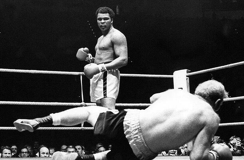 Der Größte aller Zeiten: Muhammad Ali (stehend) 1976 in der Münchner Olympiahalle.