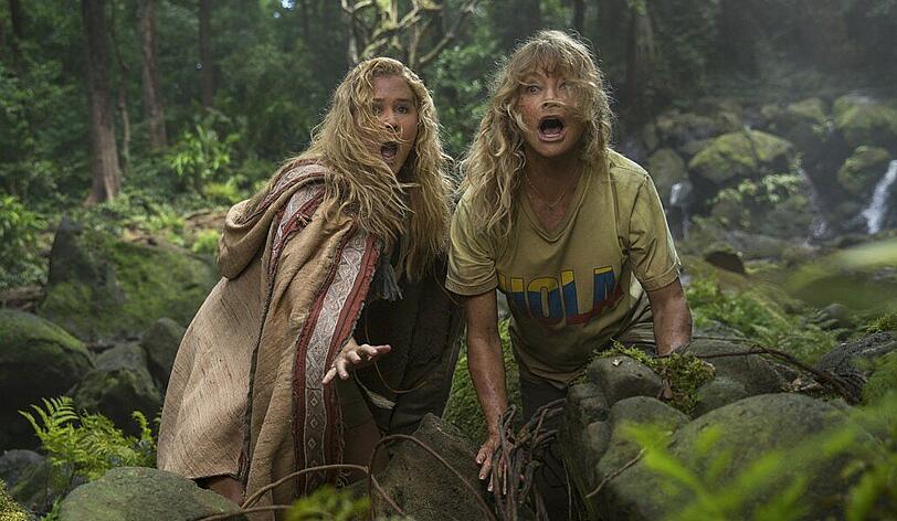 Emily (Amy Schumer, links) und ihre Mutter Linda (Goldie Hawn) müssen sich auf der Flucht vor den Entführern durch den Amazonas-Dschungel schlagen.