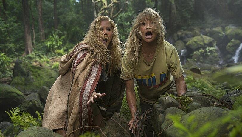 Emily (Amy Schumer, links) und ihre Mutter Linda (Goldie Hawn) müssen sich auf der Flucht vor den Entführern durch den Amazonas-Dschungel schlagen.