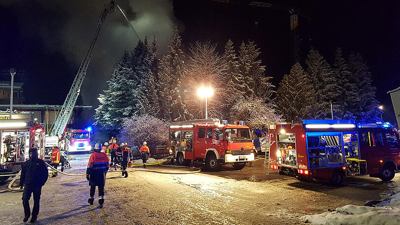 Das Hotel wird derzeit renoviert und steht leer &ndash; Verletzte gab es deswegen keine. Die Bilder vom Einsatz.