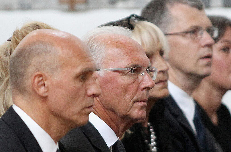 Abschiednehmen von Stephan Beckenbauer: Der Sohn von Fußballlegende Franz Beckenbauer wurde am Freitag beerdigt. Die Bilder der Trauerfeier zum Durchklicken.