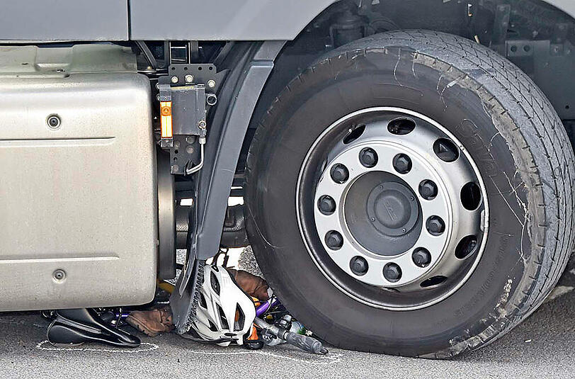Schwerer Radler-Unfall in der Einsteinstraße. Die Bilder.