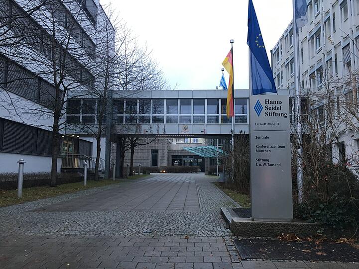 In den Räumen der Hanns-Seidl-Stiftung fand die Personalbesprechung des LKA statt. 750 Meter vom LKA-Gebäude entfernt.