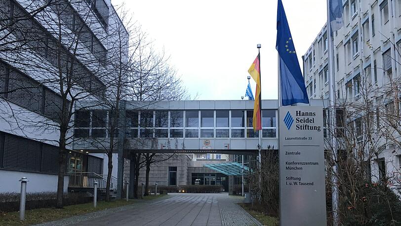 In den Räumen der Hanns-Seidl-Stiftung fand die Personalbesprechung des LKA statt. 750 Meter vom LKA-Gebäude entfernt. In den Räumen der Hanns-Seidl-Stiftung fand die Personalbesprechung des LKA statt. 750 Meter vom LKA-Gebäude entfernt.