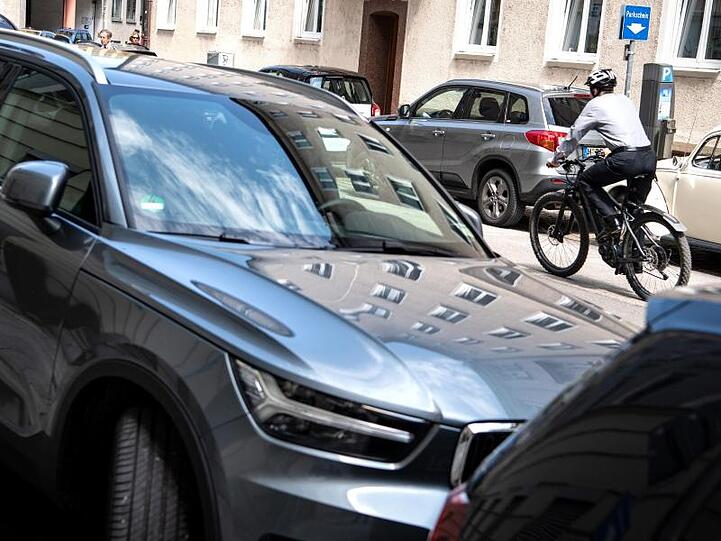 Die CO2-Emissionen im Verkehr sind auch wegen eines höheren Verkehrsaufkommens in den vergangenen Jahren kaum gesunken. Zudem gibt es seit Jahren einen Verkaufsboom bei spritfressenden SUVs.