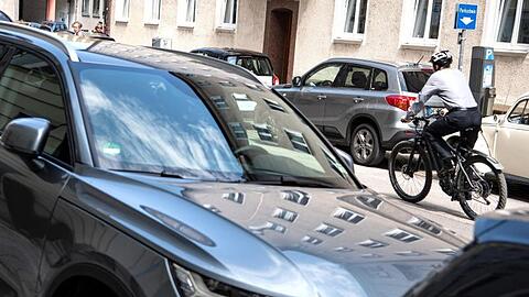 Die CO2-Emissionen im Verkehr sind auch wegen eines höheren Verkehrsaufkommens in den vergangenen Jahren kaum gesunken. Zudem gibt es seit Jahren einen Verkaufsboom bei spritfressenden SUVs.