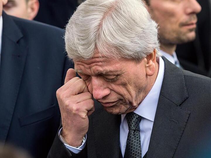 Er kann seine Trauer und sein Entsetzen kaum verbergen: Volker Bouffier (CDU), Ministerpräsident von Hessen, in unmittelbarer Nähe des Tatorts in Hanau.