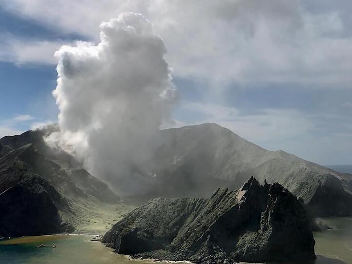 9. Dezember: Eine Rauchwolke steht über White Island - die Insel ist zur Todeszone geworden.