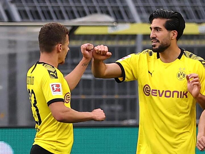 Emre Can (r) bejubelt sein Tor gegen Hertha mit Teamkollege Thorgan Hazard.