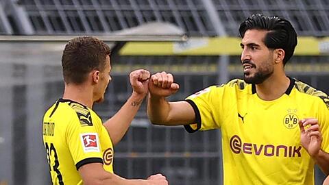 Emre Can (r) bejubelt sein Tor gegen Hertha mit Teamkollege Thorgan Hazard.