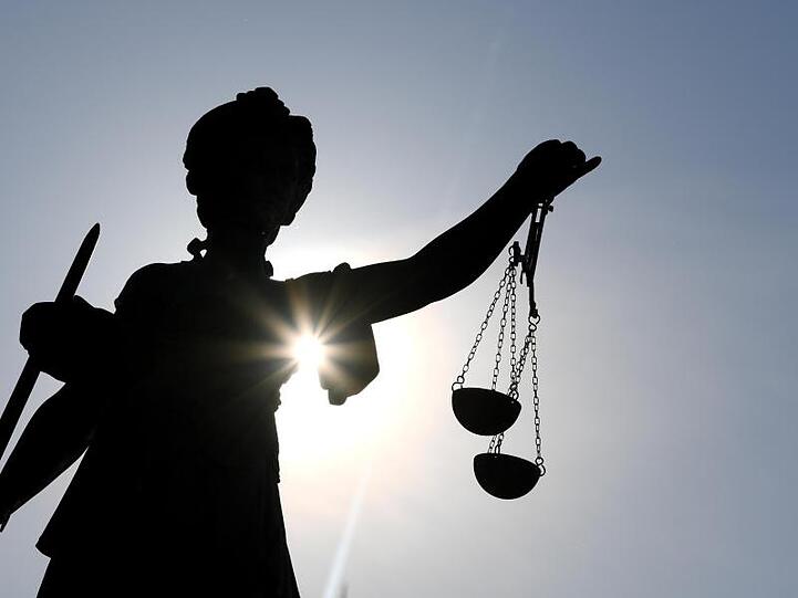 Die Statue der Justitia steht mit einer Waage und einem Schwert in der Hand. Foto: Arne Dedert/dpa/Symbolbild