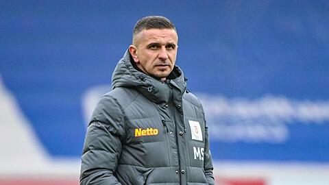 Trainer Mersad Selimbegovic von Regensburg steht vor einem Spiel im Stadion.