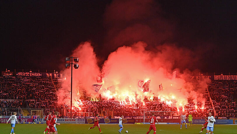 Bengalische Feuer gegen Rot-Weiss Essen. Bengalische Feuer gegen Rot-Weiss Essen.