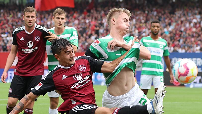 Der Nürnberger Jens Castrop (l) kämpft mit dem Fürther Gian-Luca Itter um den Ball.