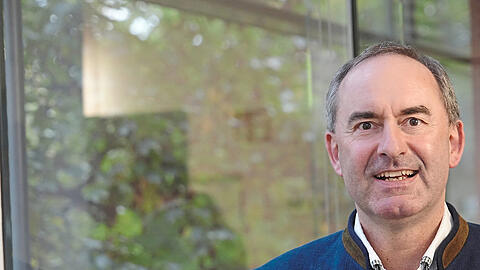 "Wir müssen die Massenzuwanderung unter der Überschrift ,Asyl' stoppen", fordert Aiwanger im AZ-Interview.