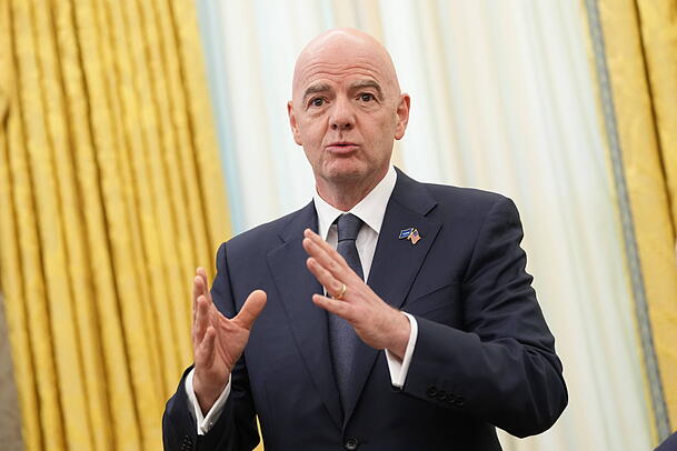Unterhielt sich über mit Karl-Heinz Rummenigge über eine Gehaltsobergrenze im Fußball: FIFA-Präsident Gianni Infantino. Unterhielt sich über mit Karl-Heinz Rummenigge über eine Gehaltsobergrenze im Fußball: FIFA-Präsident Gianni Infantino.