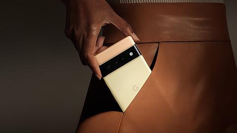 Mit dem Pixel 6 war Google 2021 Vorreiter, den KI-Trend auf das Handy zu bringen.