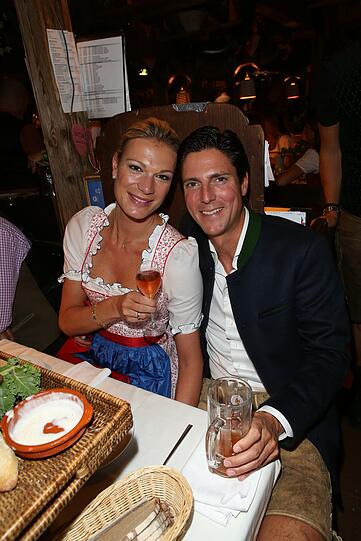 Verliebt: Maria Höfl-Riesch mit Ehemann Marcus Höfl im Käferzelt.
