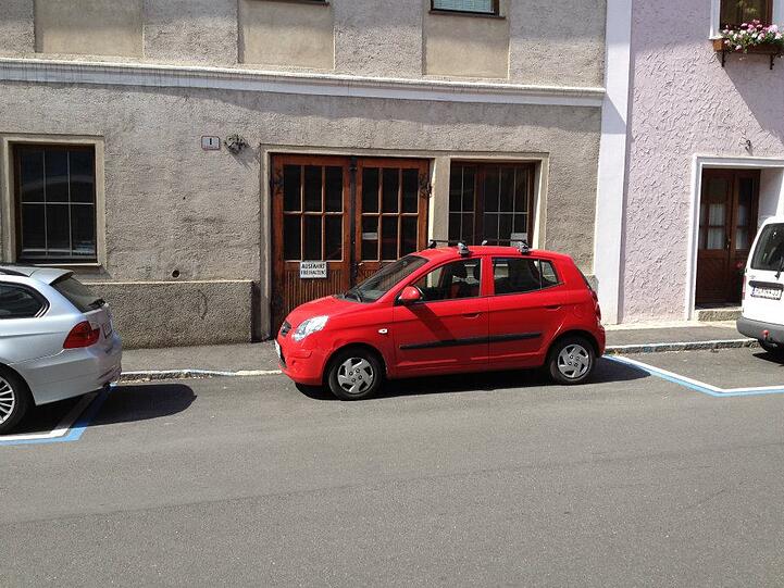 Ein Österreicher fotografiert seit Jahren fatale Einpark-Katastrophen. Ziel der Aktion: Mehr Rücksicht im Straßenverkehr! Klicken Sie sich hier durch die besten Parksünder-Schnappschüsse aus Johann Schwarzingers Sammlung...