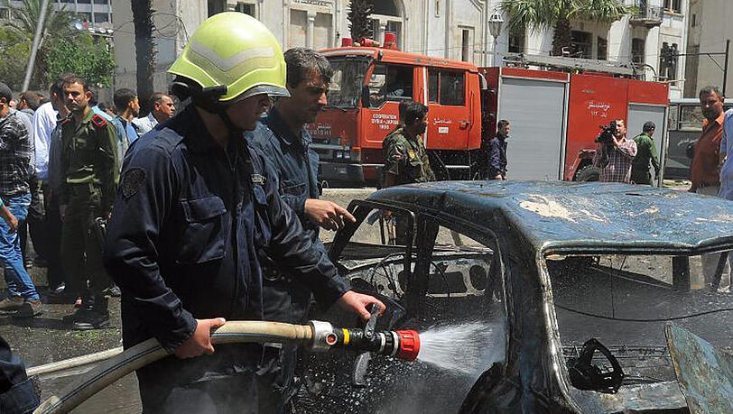 Ein Feuerwehrmann nach einer Explosion in Damaskus im Einsatz. Nun hat es am Flughafen der Stadt mehrere Explosionen gegeben. Ein Feuerwehrmann nach einer Explosion in Damaskus im Einsatz. Nun hat es am Flughafen der Stadt mehrere Explosionen gegeben.