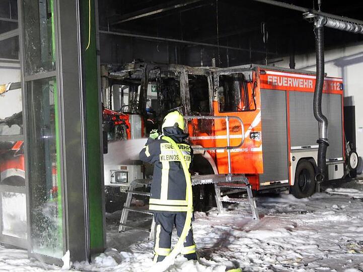 Ein Feuerwehrmann löscht einen Brand im Feuerwehrhaus Kleinostheim. Foto: Ralf Hettler