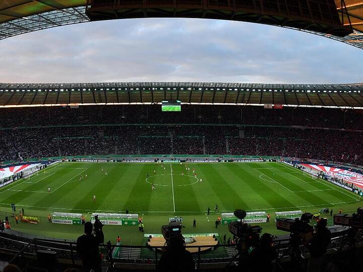 Blick von der Tribüne auf das Spielfeld im Berliner Olympiastadion. Foto: Hendrik Schmidt/dpa/Archivbild