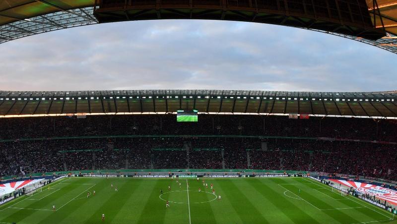 Blick von der Tribüne auf das Spielfeld im Berliner Olympiastadion. Foto: Hendrik Schmidt/dpa/Archivbild