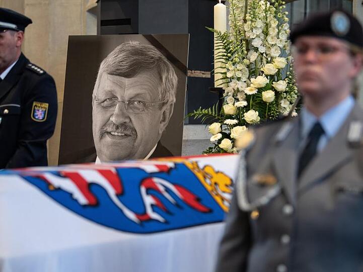 Das Konterfei von Walter Lübcke (CDU) hinter einem Bundeswehrsoldaten am Sarg bei einem Trauergottesdienst in der Martinskirche.