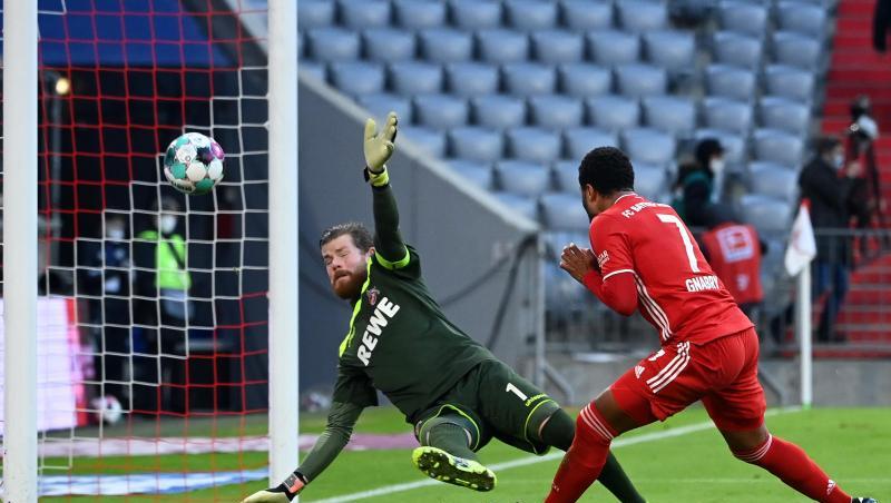 Doppeltorschütze Serge Gnabry (r) erzielt das Tor zum 5:1 gegen Kölns Torwart Timo Horn. Doppeltorschütze Serge Gnabry (r) erzielt das Tor zum 5:1 gegen Kölns Torwart Timo Horn.