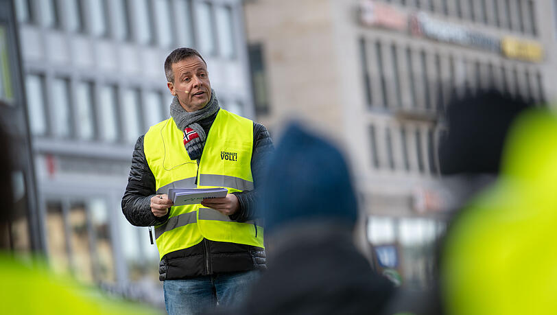 09.02.2019, Bayern, München: Michael Haberland, Präsident vom Automobilclub Mobil in Deutschland e.V., spricht auf einer Demo. Der Automobilclub Mobil in Deutschland veranstaltet eine Demonstration «gegen Fahrverbote und für Mobilität» in der bayerischen Landeshauptstadt. Foto: Lino Mirgeler/dpa +++ dpa-Bildfunk +++ 09.02.2019, Bayern, München: Michael Haberland, Präsident vom Automobilclub Mobil in Deutschland e.V., spricht auf einer Demo. Der Automobilclub Mobil in Deutschland veranstaltet eine Demonstration «gegen Fahrverbote und für Mobilität» in der bayerischen Landeshauptstadt. Foto: Lino Mirgeler/dpa +++ dpa-Bildfunk +++
