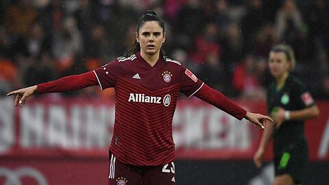 Bayerns Sarah Zadrazil gestikuliert auf dem Spielfeld.