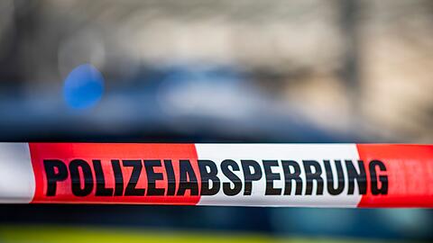 Wie die schweren Verletzungen entstanden sind, war noch unklar. Die Polizei sucht Zeugen. (Symbolbild)