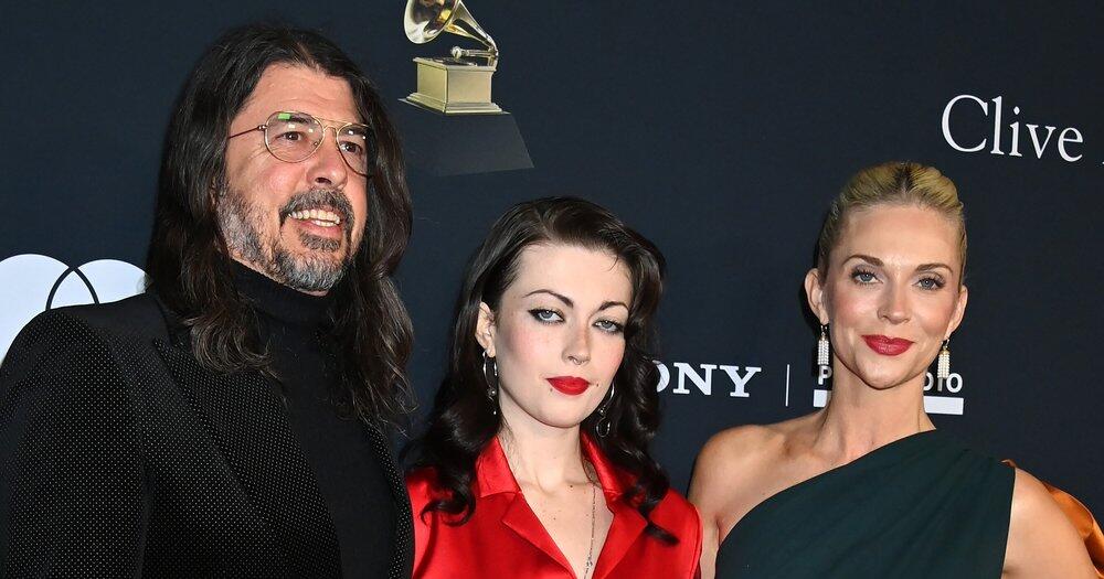 Seltener-Anblick-Dave-Grohl-mit-Tochter-und-Ehefrau-auf-rotem-Teppich