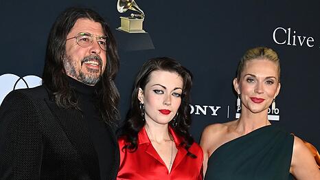 Dave Grohl mit seiner Tochter Violet und seiner Ehefrau Jordyn (v.l.n.r.) bei einer Pre-Grammy-Gala.